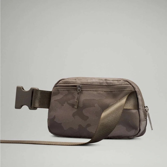 🆕🩶 OG Lululemon Everywhere Belt Bag - Heritage Camo Max Rover White Opal - Picture 7 of 8